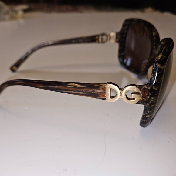 Luxurious Dolce & Gabbana Tortoiseshell Oversized Sunglasses - Italy 🕶️ - Picture 6 of 16